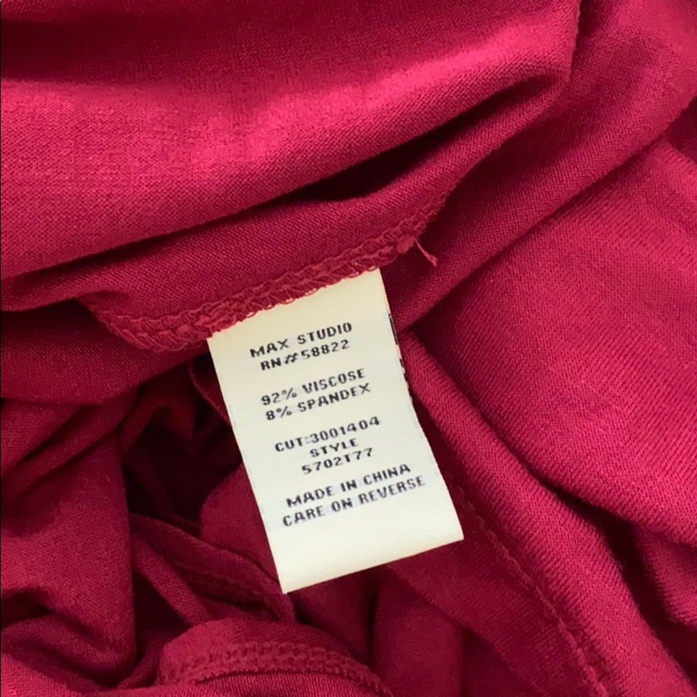 Max Studio Red Keyhole Top - Picture 5 of 5